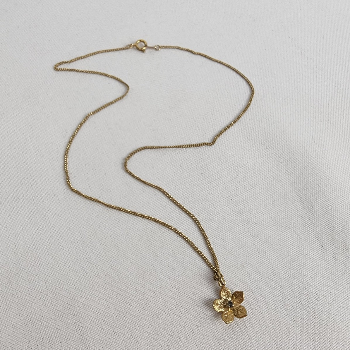 Vintage Gold Tone Delicate Flower Pendant Chain Necklace