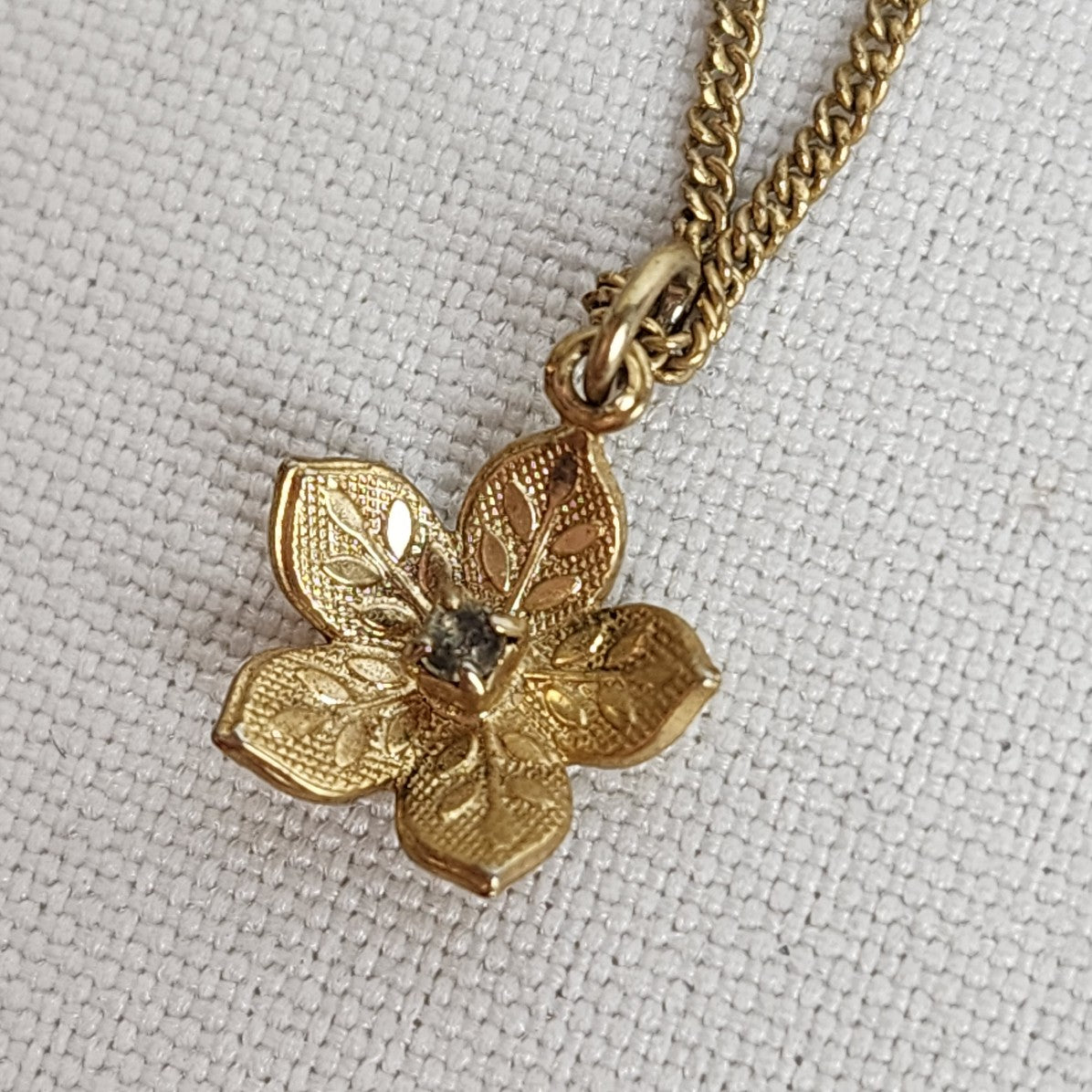 Vintage Gold Tone Delicate Flower Pendant Chain Necklace