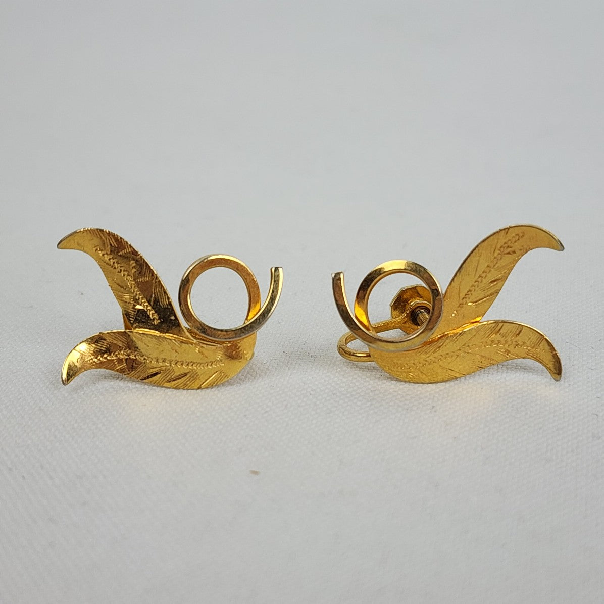 Vintage Bond Boyd Golf Fill Leaf Screw Back Earrings