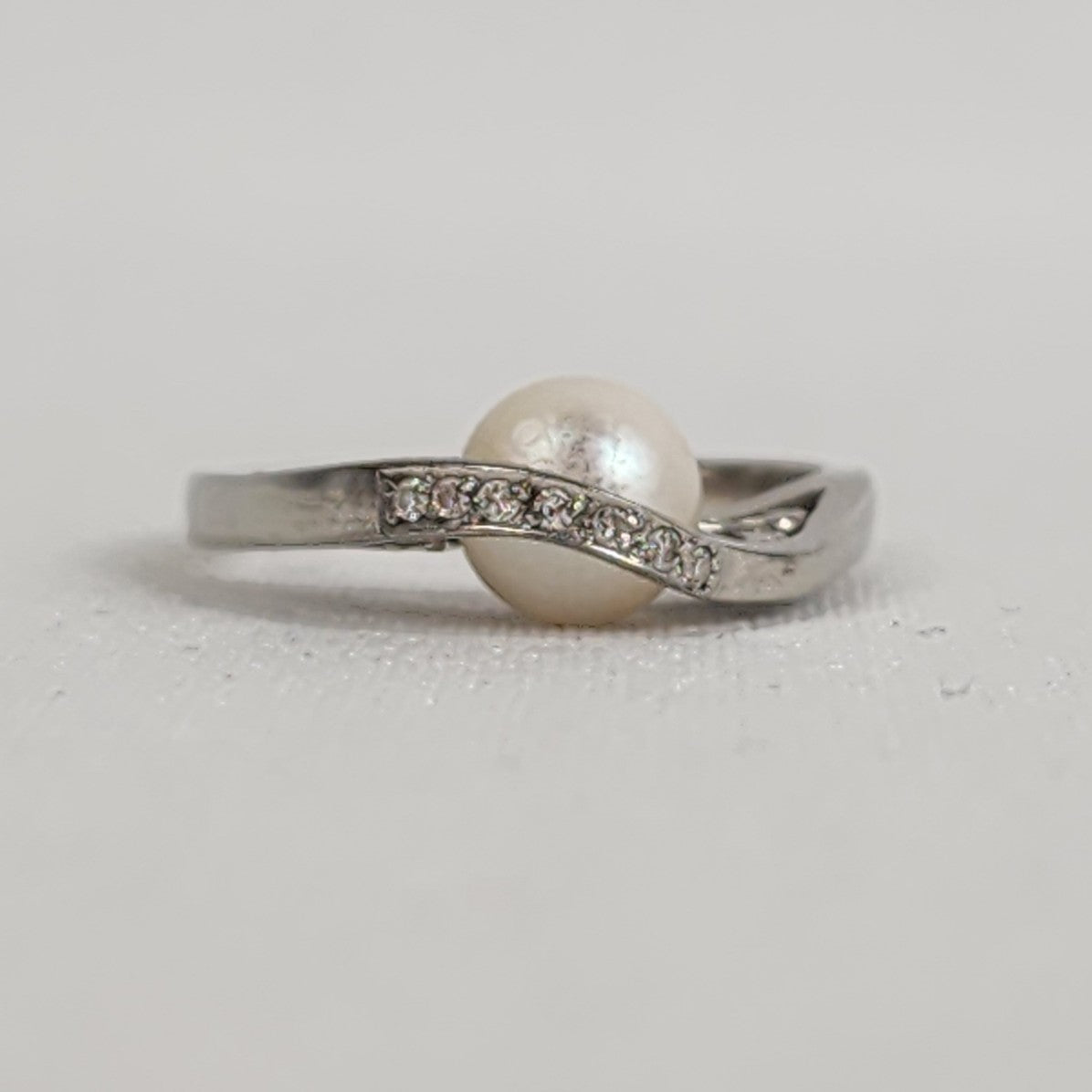 10K White Gold Diamond & Pearl Chanel Ring Size 7.5