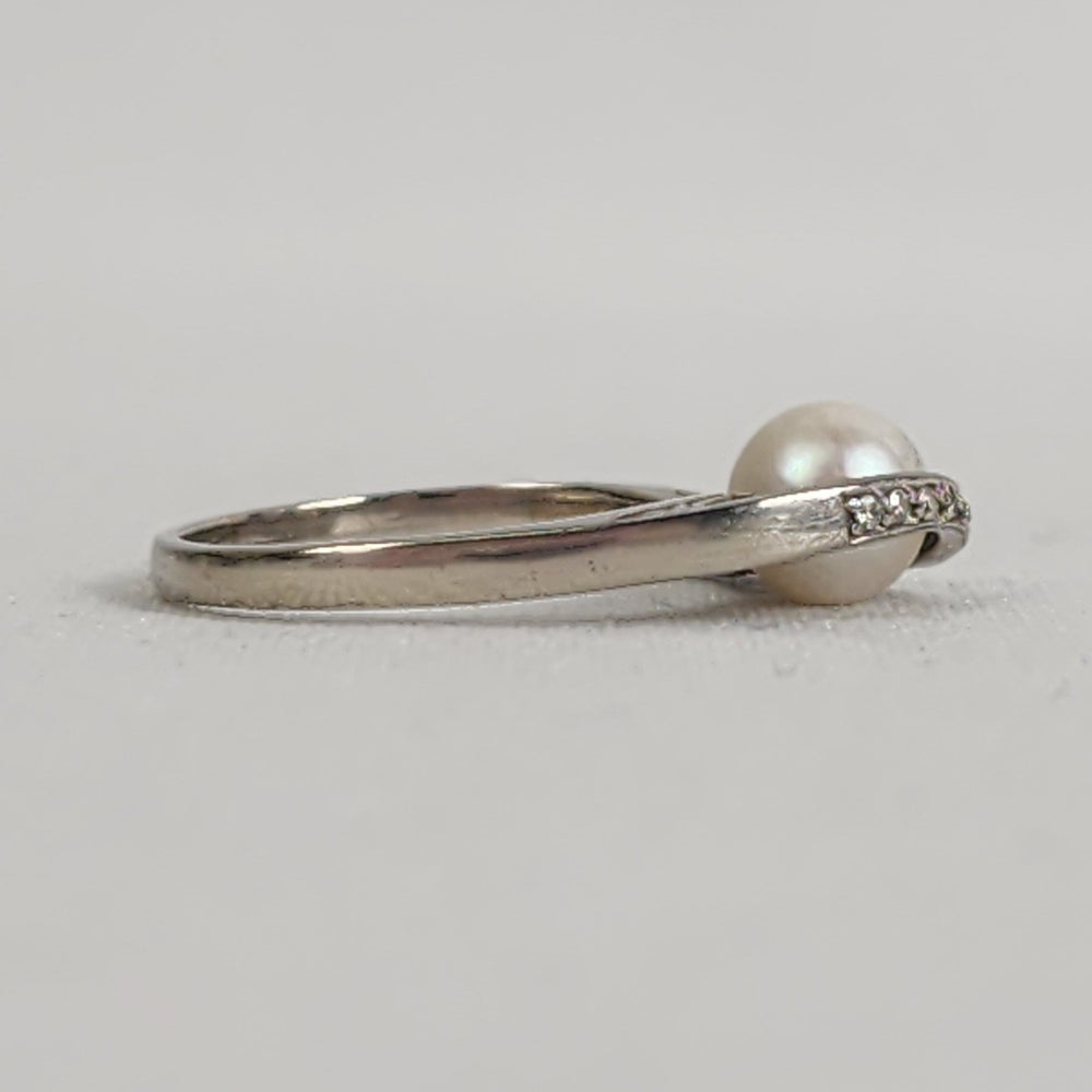 10K White Gold Diamond & Pearl Chanel Ring Size 7.5