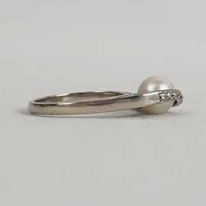 10K White Gold Diamond & Pearl Chanel Ring Size 7.5