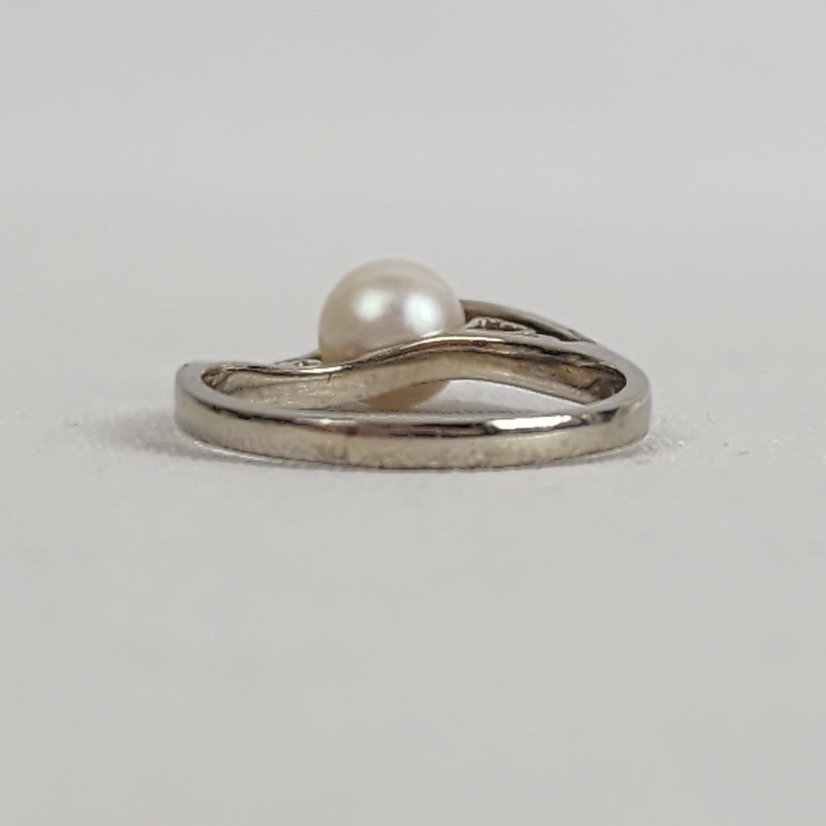 10K White Gold Diamond & Pearl Chanel Ring Size 7.5