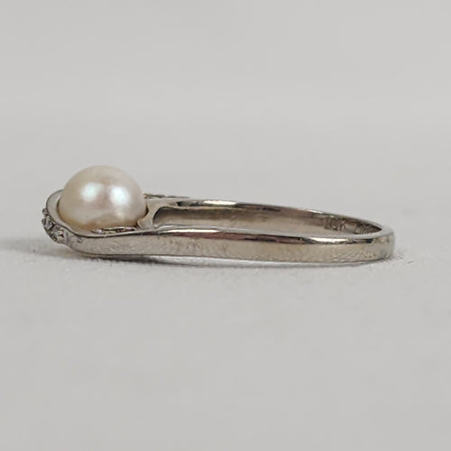 10K White Gold Diamond & Pearl Chanel Ring Size 7.5