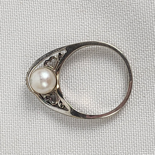 10K White Gold Diamond & Pearl Chanel Ring Size 7.5