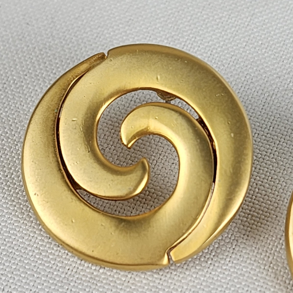 Vintage 80s Matte Gold Swirl Earrings