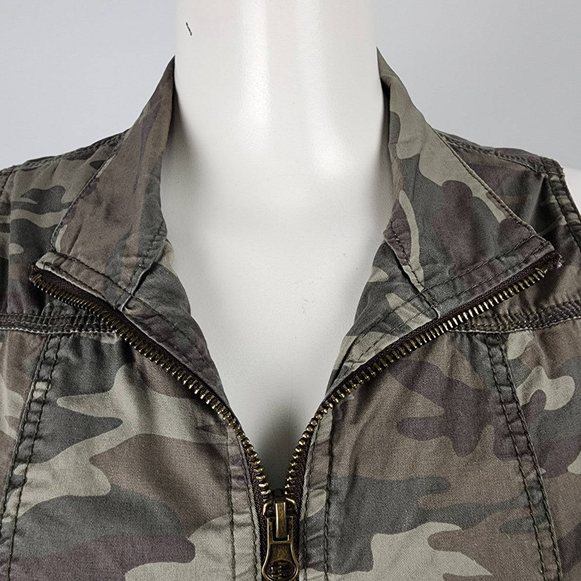 Maurices Green Camo Zip Up Vest Size S