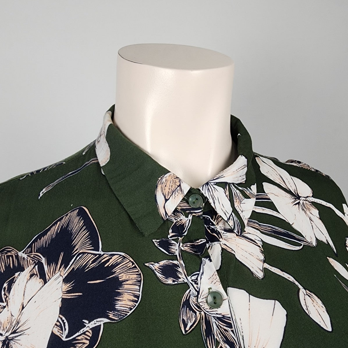 Solitaire Green Floral Button Up Blouse Size 1XL