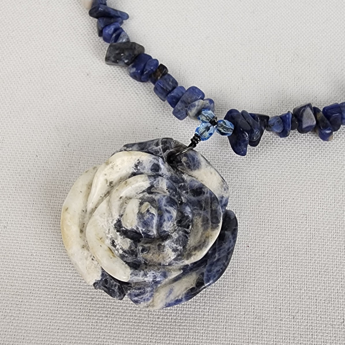 Blue Natural Stone Carved Flower Pendant Beaded Necklace