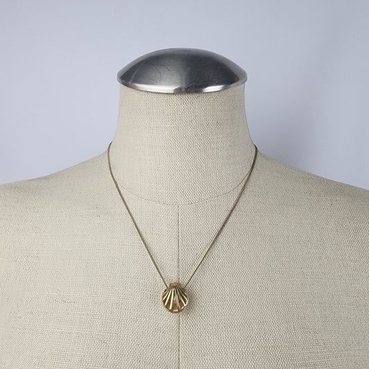 Vintage Avon Pearl in a Shell Pendant Chain Necklace