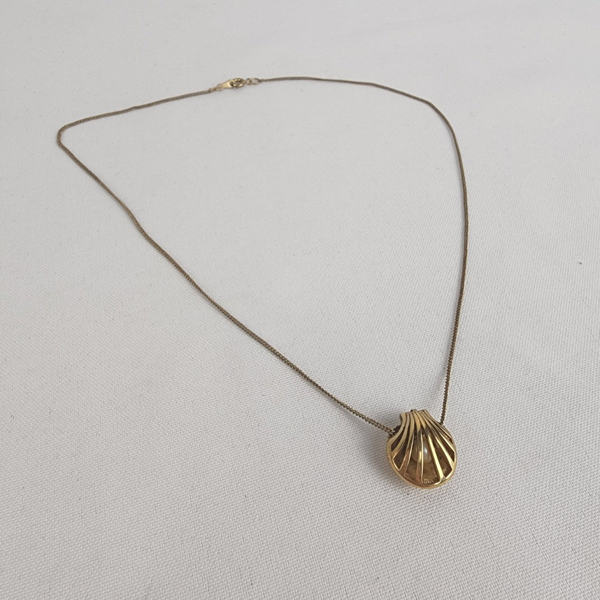 Vintage Avon Pearl in a Shell Pendant Chain Necklace