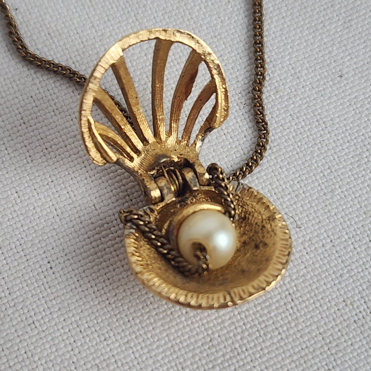 Vintage Avon Pearl in a Shell Pendant Chain Necklace