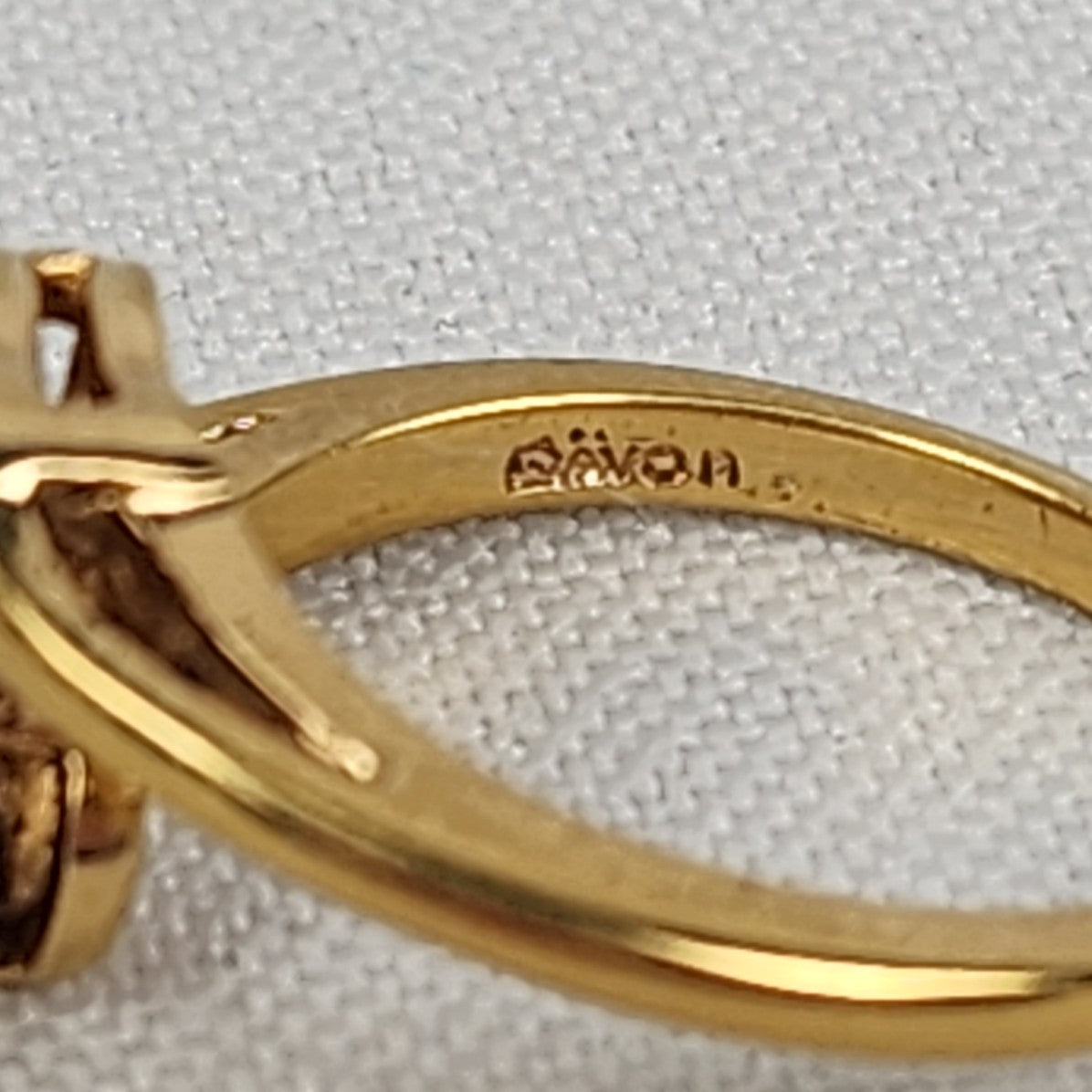 Vintage Avon Initial B Gold Tone Crystal Ring Size 7