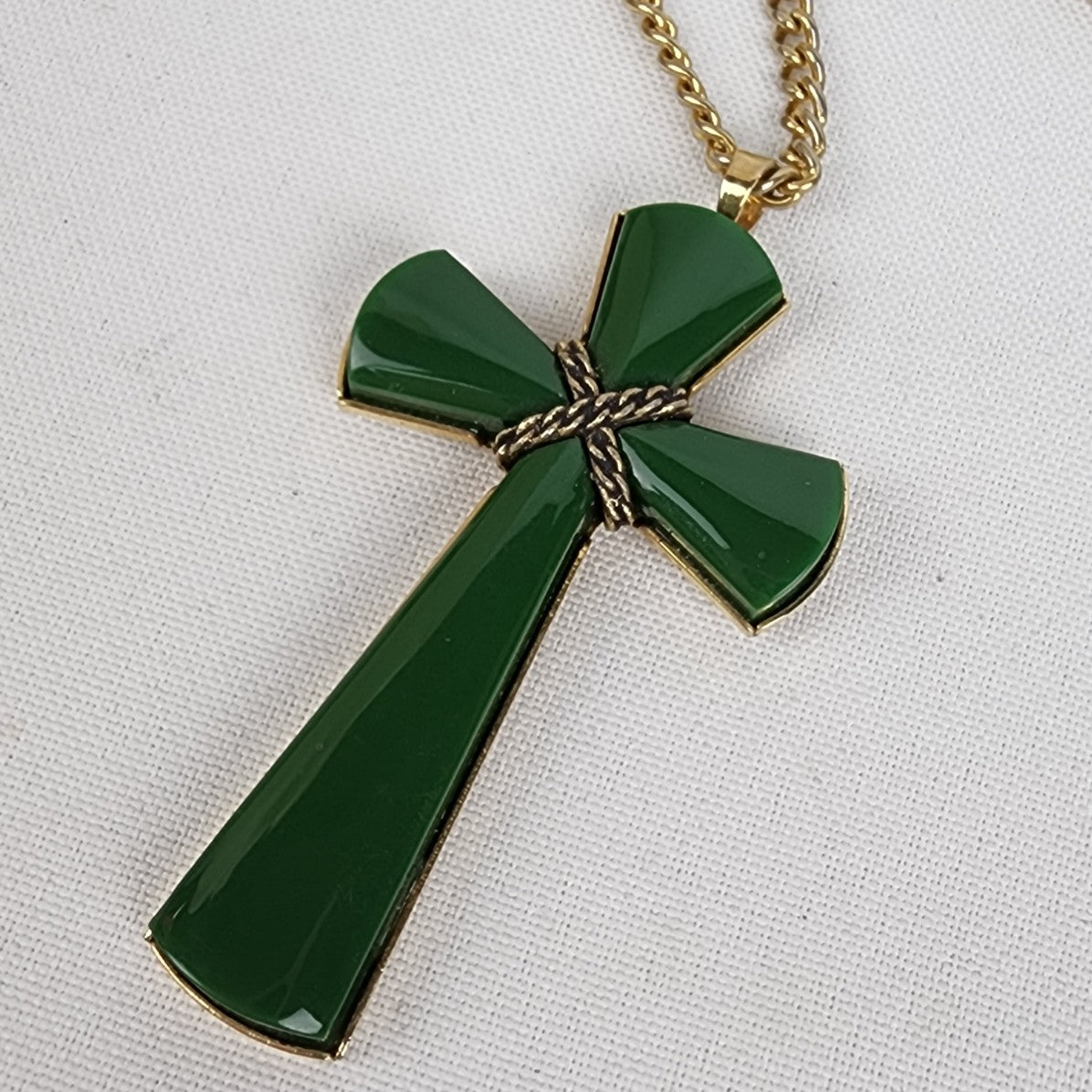 Vintage Gold Tone Green Cross Pendant Chain Necklace