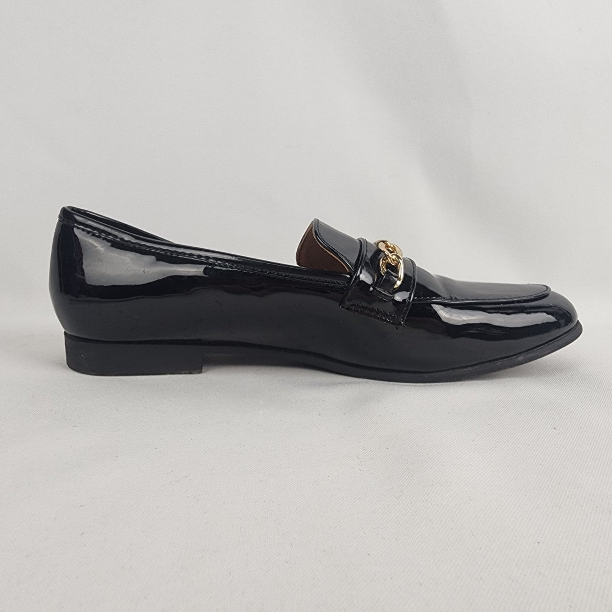 Le Chateau Black Patent Gold Chain Loafers Size 5.5