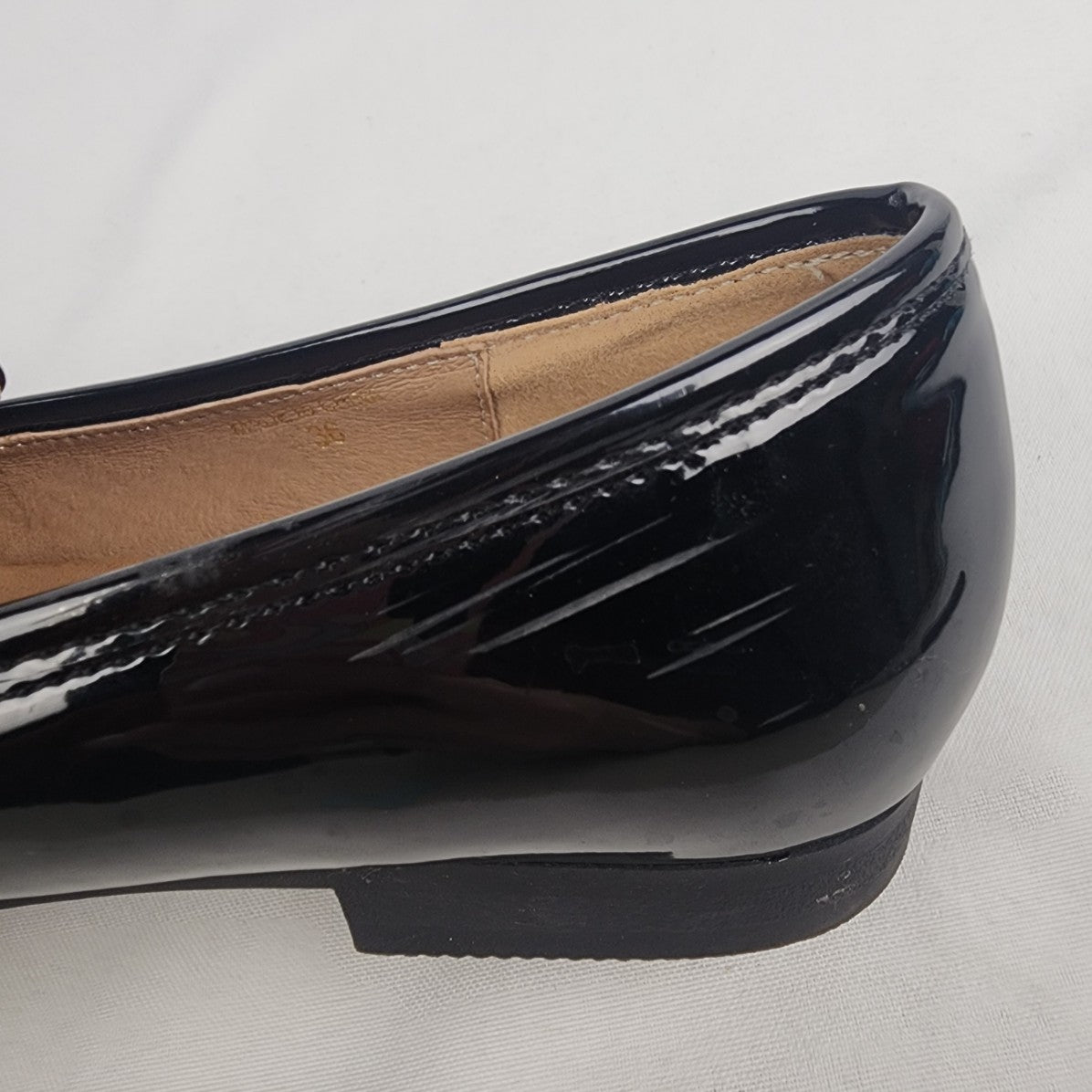 Le Chateau Black Patent Gold Chain Loafers Size 5.5