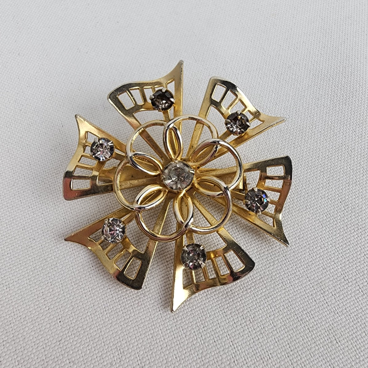 Vintage Gold Tone Flower Brooch