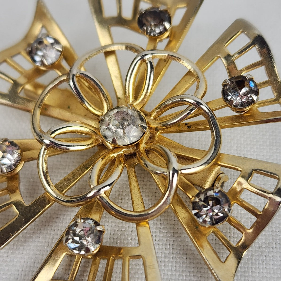 Vintage Gold Tone Flower Brooch