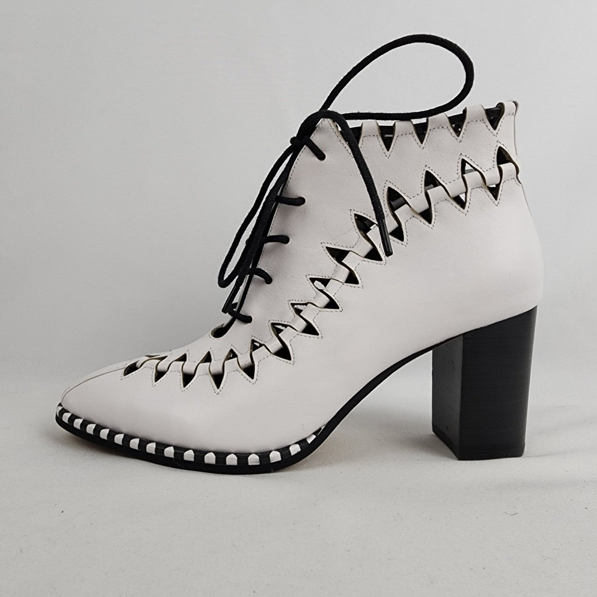 DJANGO & JULIETTE White Leather Lace Up Cut Out Heeled Boots Size 8.5