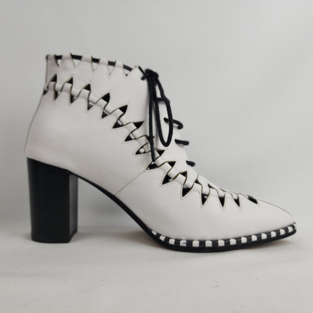 DJANGO & JULIETTE White Leather Lace Up Cut Out Heeled Boots Size 8.5