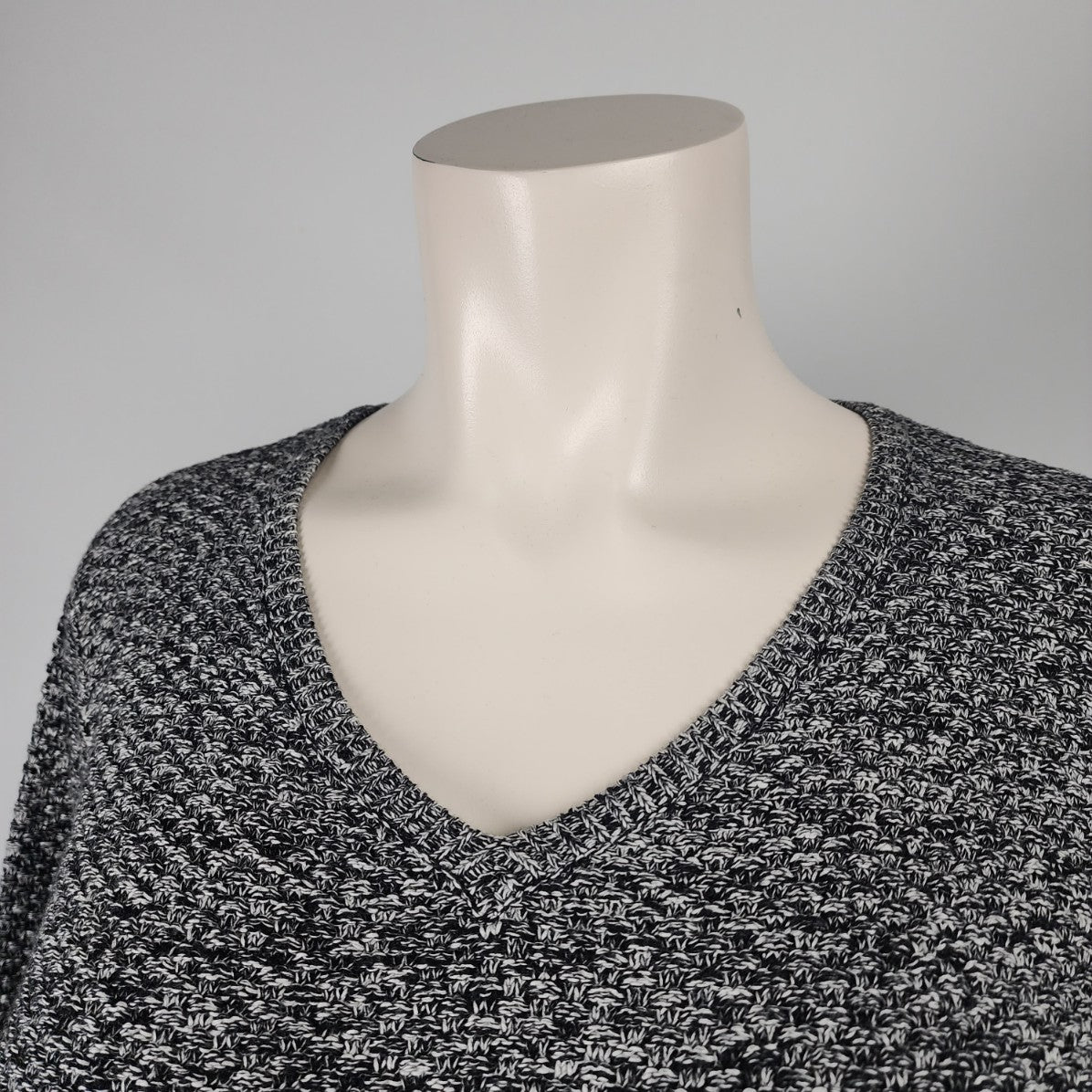 Dex Black & White Knit V-Neck Sweater Size 2XL