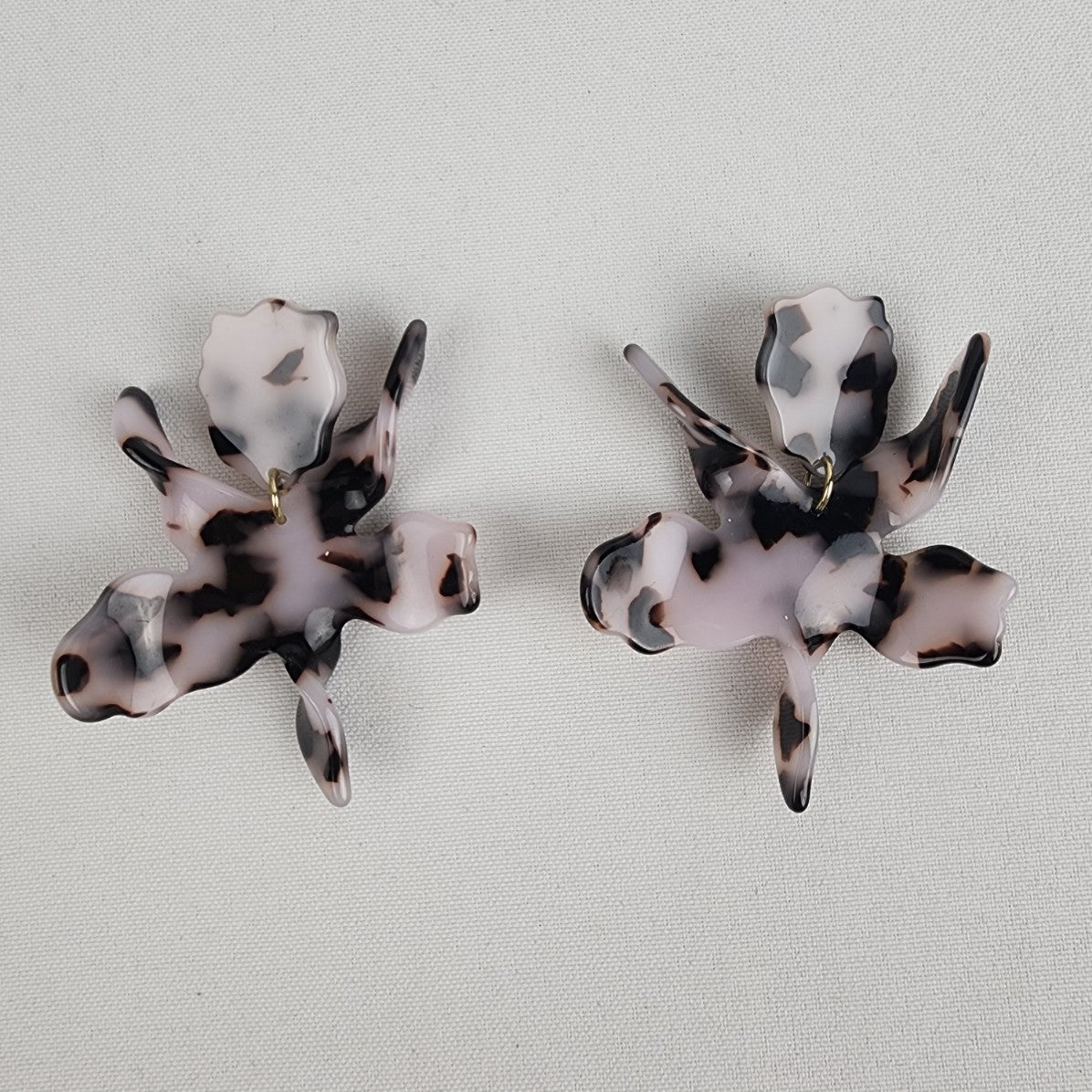 White Tortoise Acrylic Flower Earrings