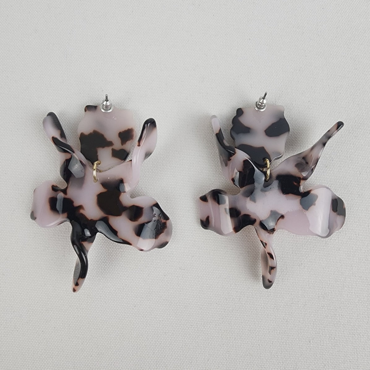 White Tortoise Acrylic Flower Earrings