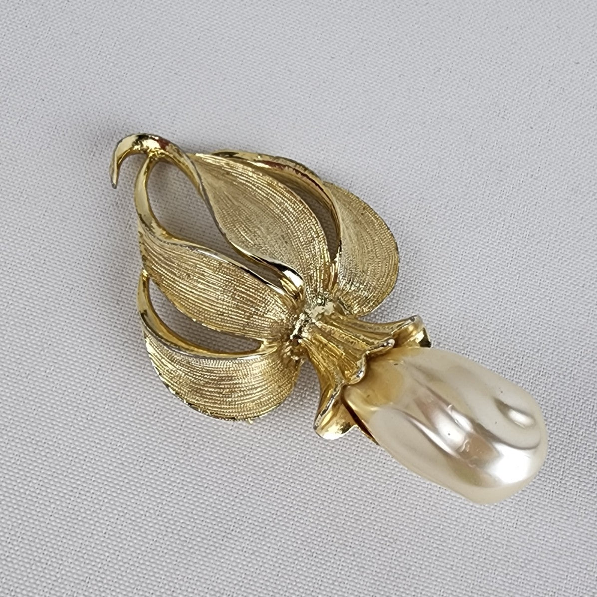 Vintage Gold Tone Oversize Flower Brooch