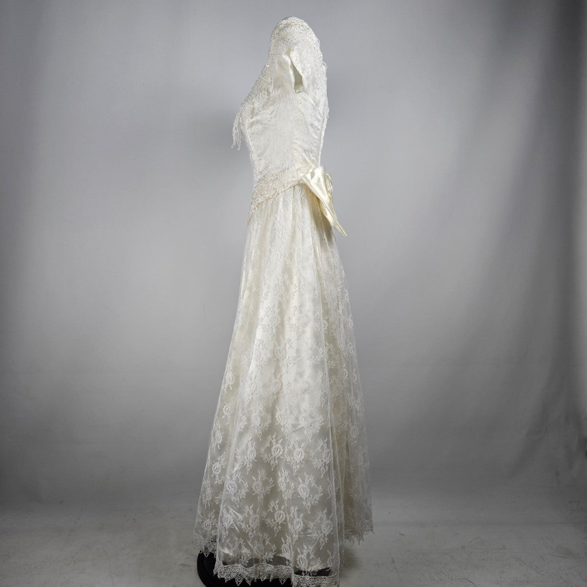 Vintage White Lace Off The Shoulder Wedding Gown Size 5/6