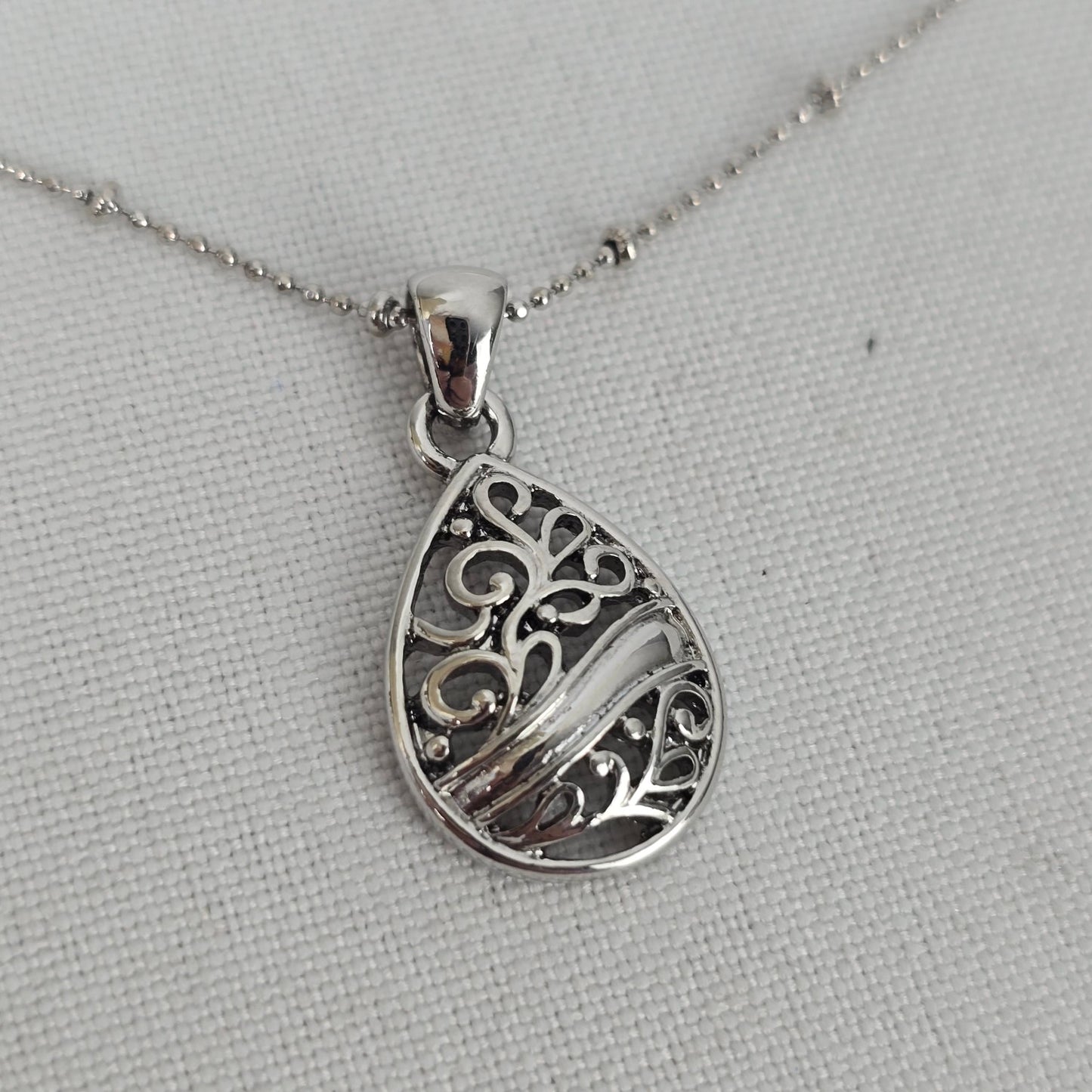 Lia Sophia Silver Tone Pendant Delicate Chain Necklace