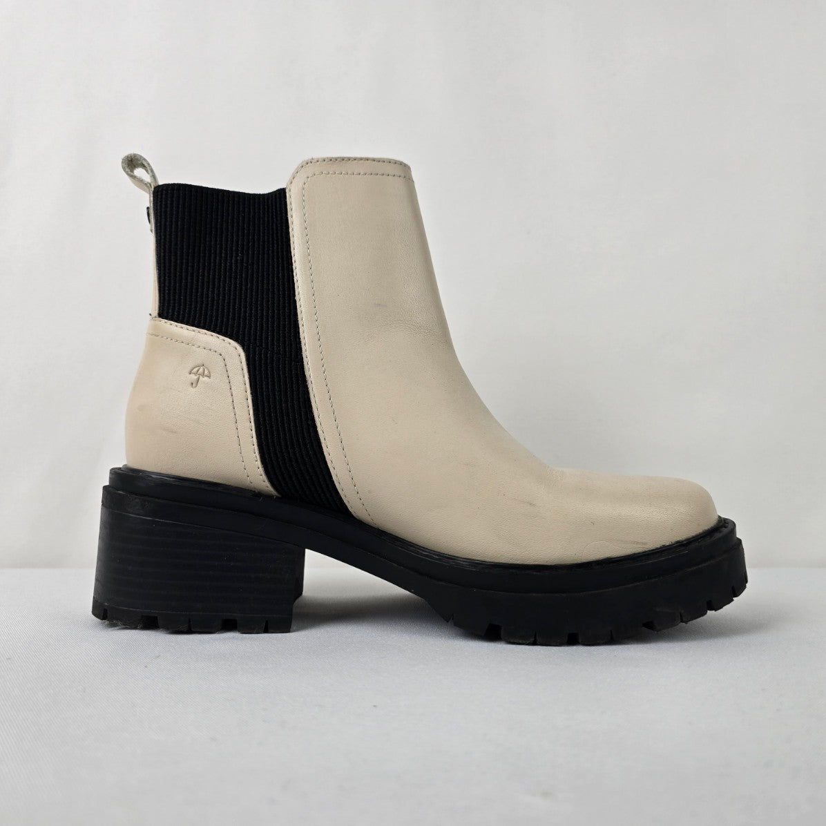 Naturalizer White Leather Lug Ankle Boot Size
