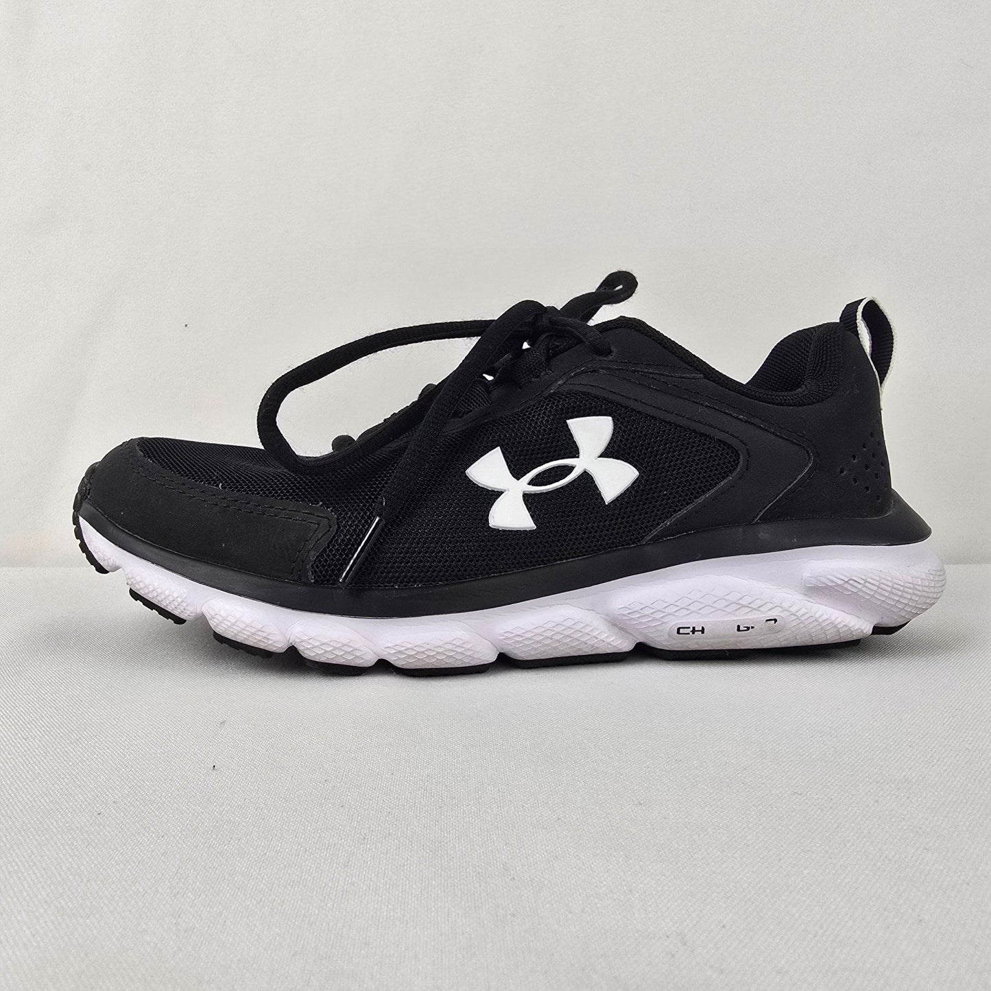 Under Armour Black Lace Up Running Shoes Size 6.5