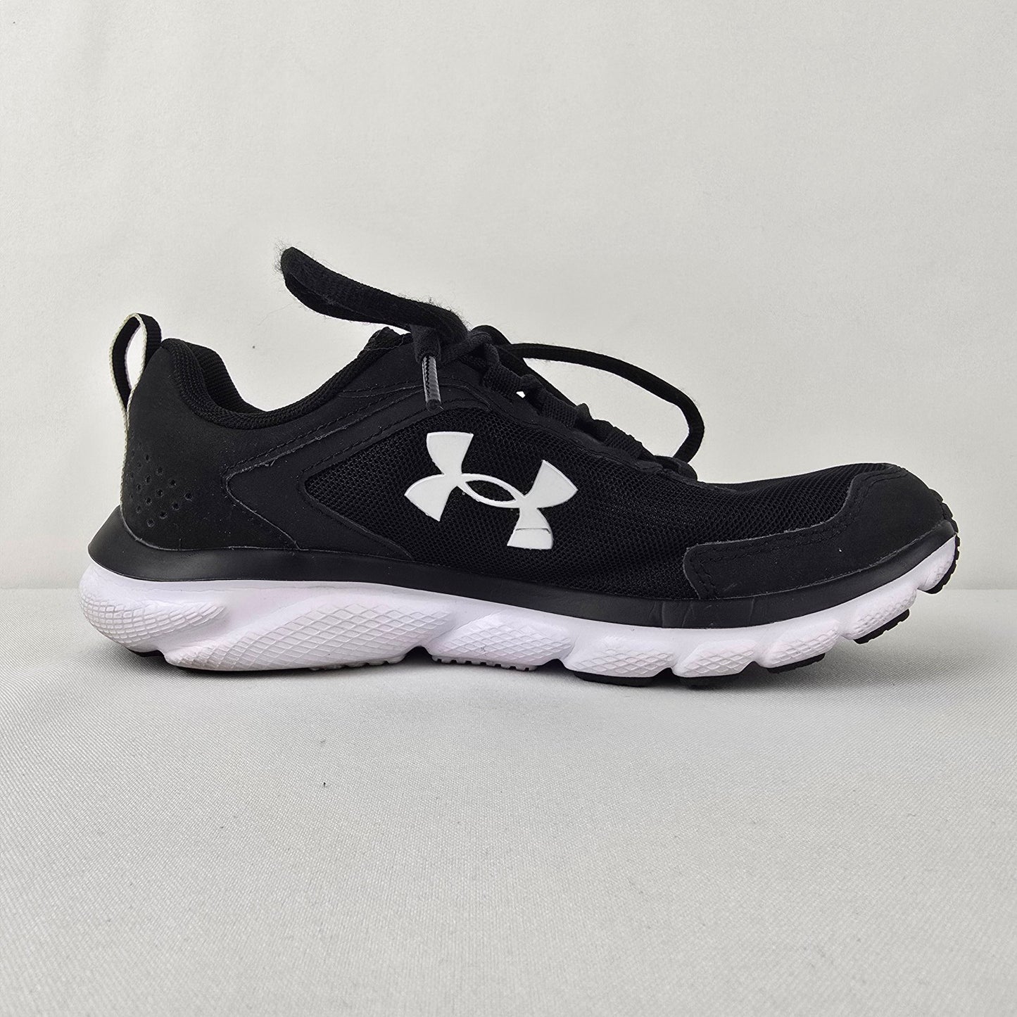 Under Armour Black Lace Up Running Shoes Size 6.5