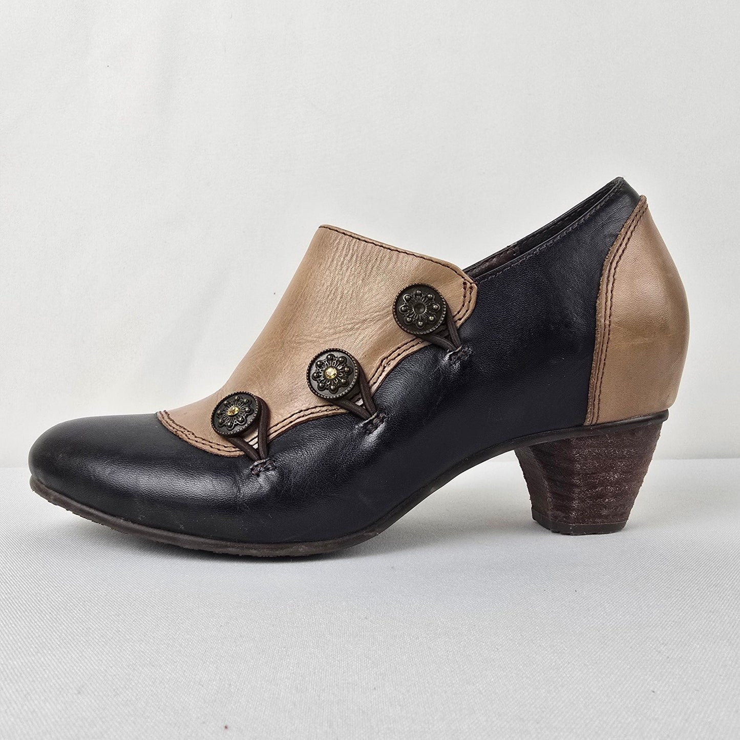 L'artiste Black & Brown Heeled Booties Size 8.5