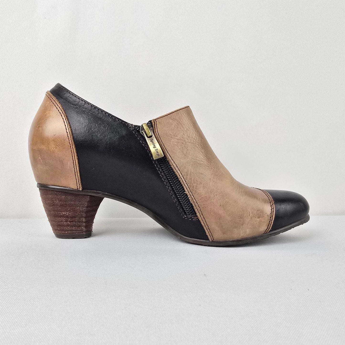 L'artiste Black & Brown Heeled Booties Size 8.5