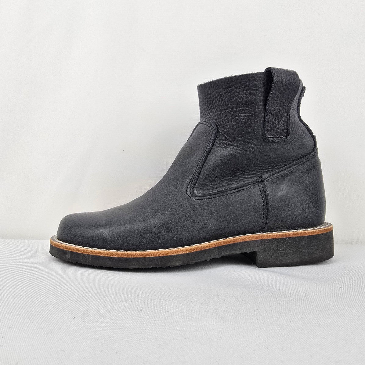 Roots Tribe Black Leather Short Boots Size 5.5