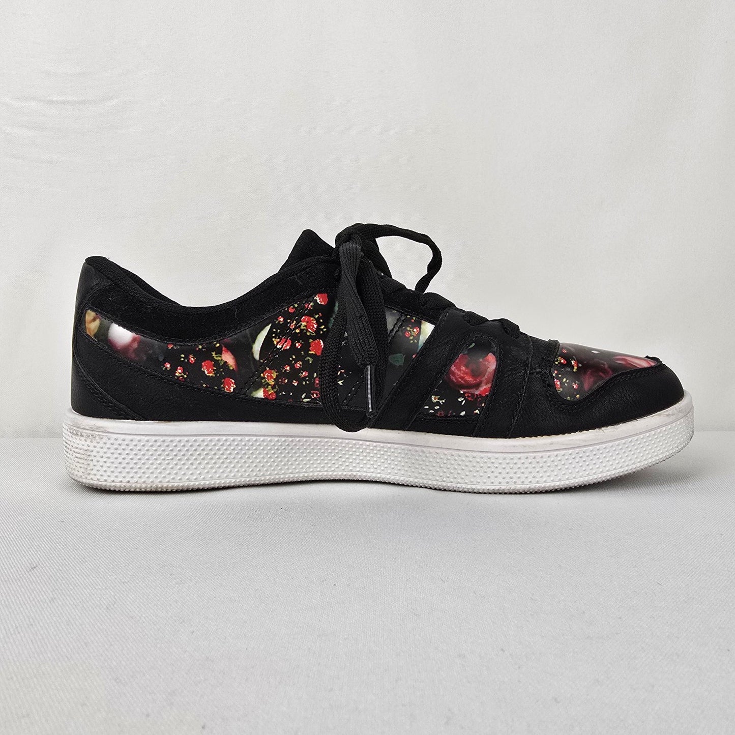 Just Fab Floral Lace Up Sneakers Size 9