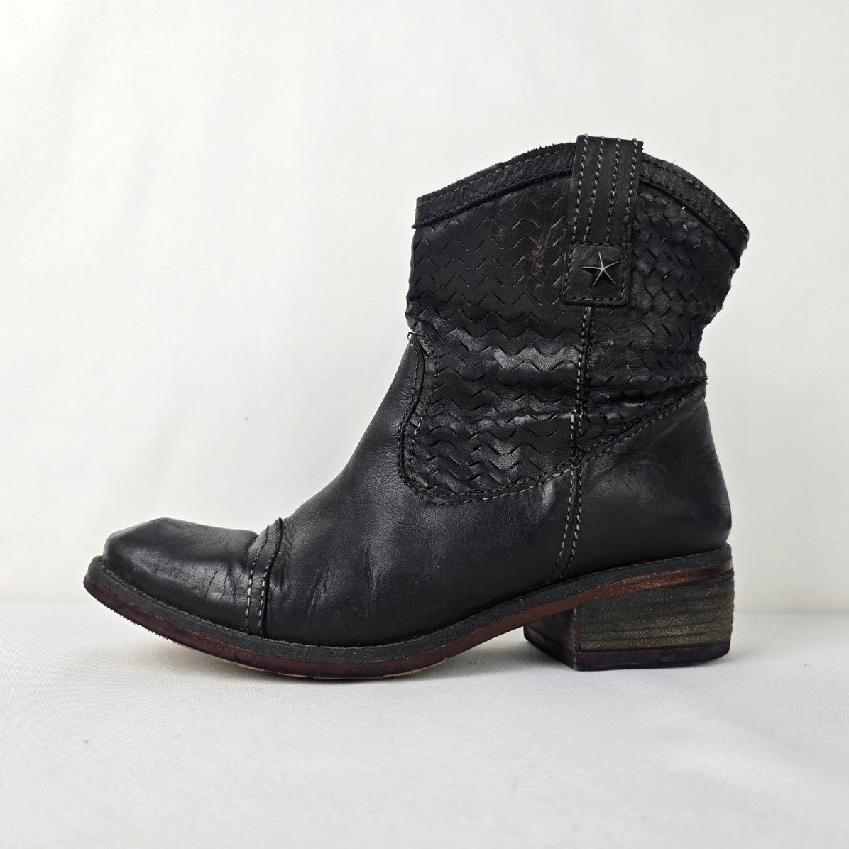 T8 Black Leather Ankle Boots Size 7.5