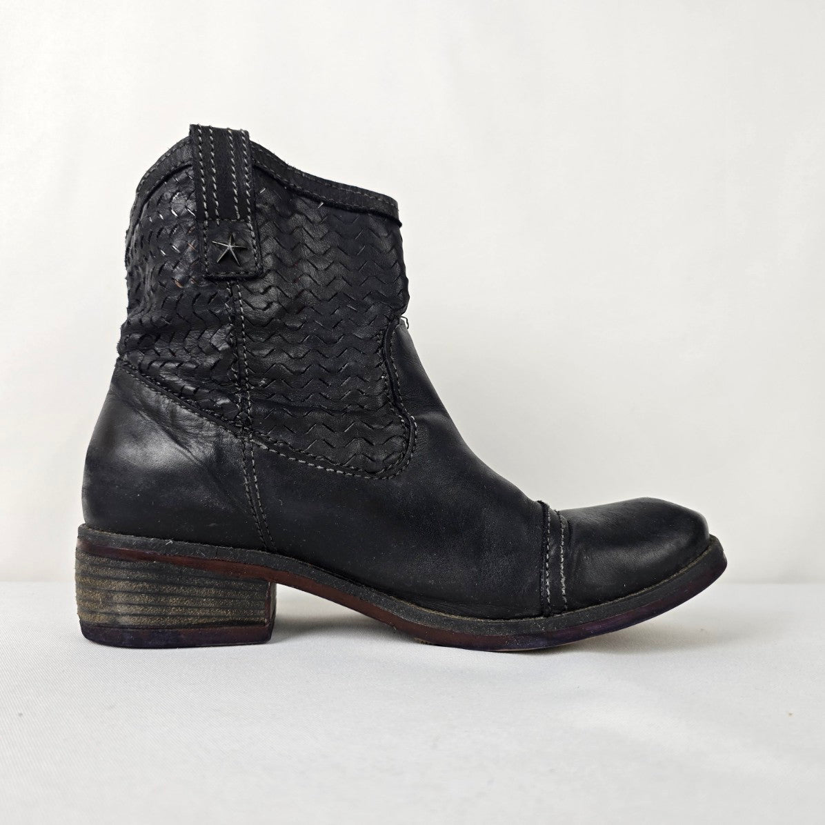 T8 Black Leather Ankle Boots Size 7.5