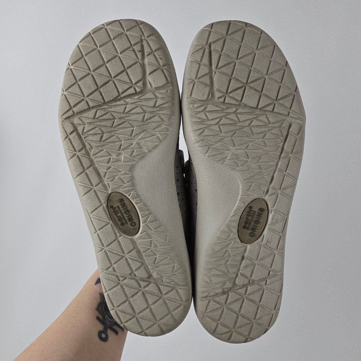 Earth Origins Taupe Tiffany Leather Walking Shoes Size 8.5