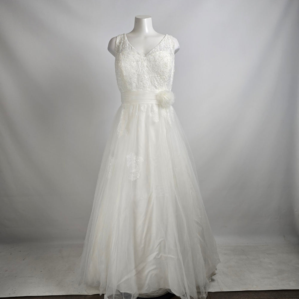 Romantic Bridals White Lace & Tulle Wedding Gown Size 20