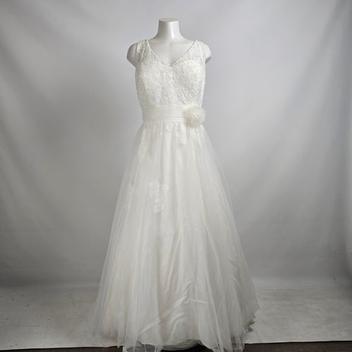 Romantic Bridals White Lace & Tulle Wedding Gown Size 20
