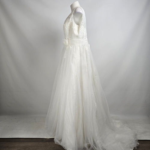 Romantic Bridals White Lace & Tulle Wedding Gown Size 20