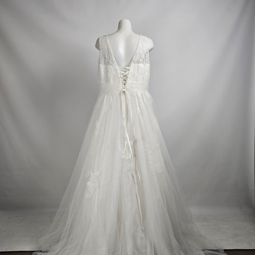 Romantic Bridals White Lace & Tulle Wedding Gown Size 20