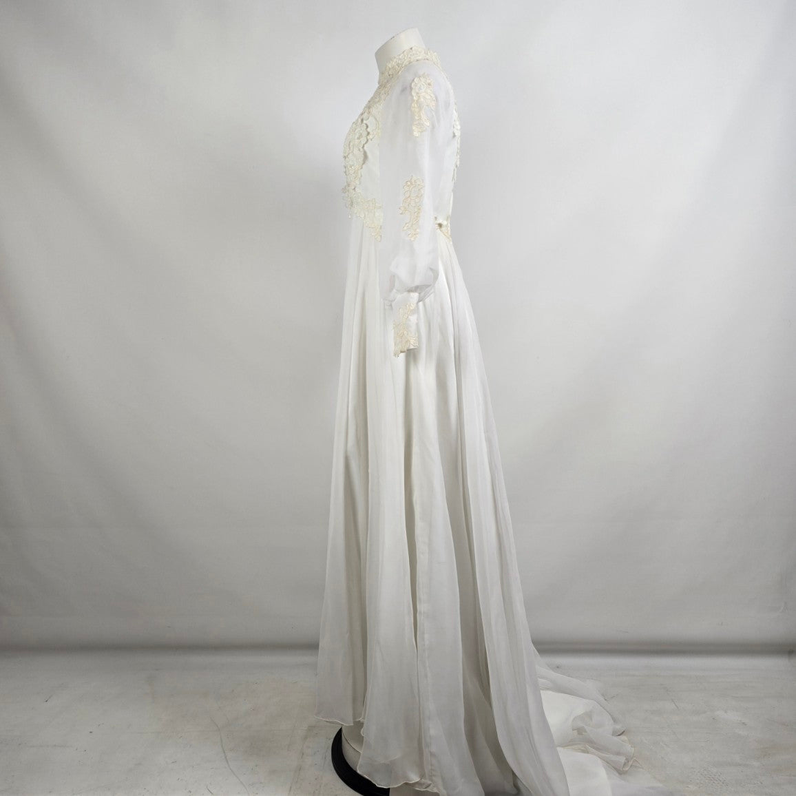 Vintage 1970s Boho White Lace Wedding Gown Size S