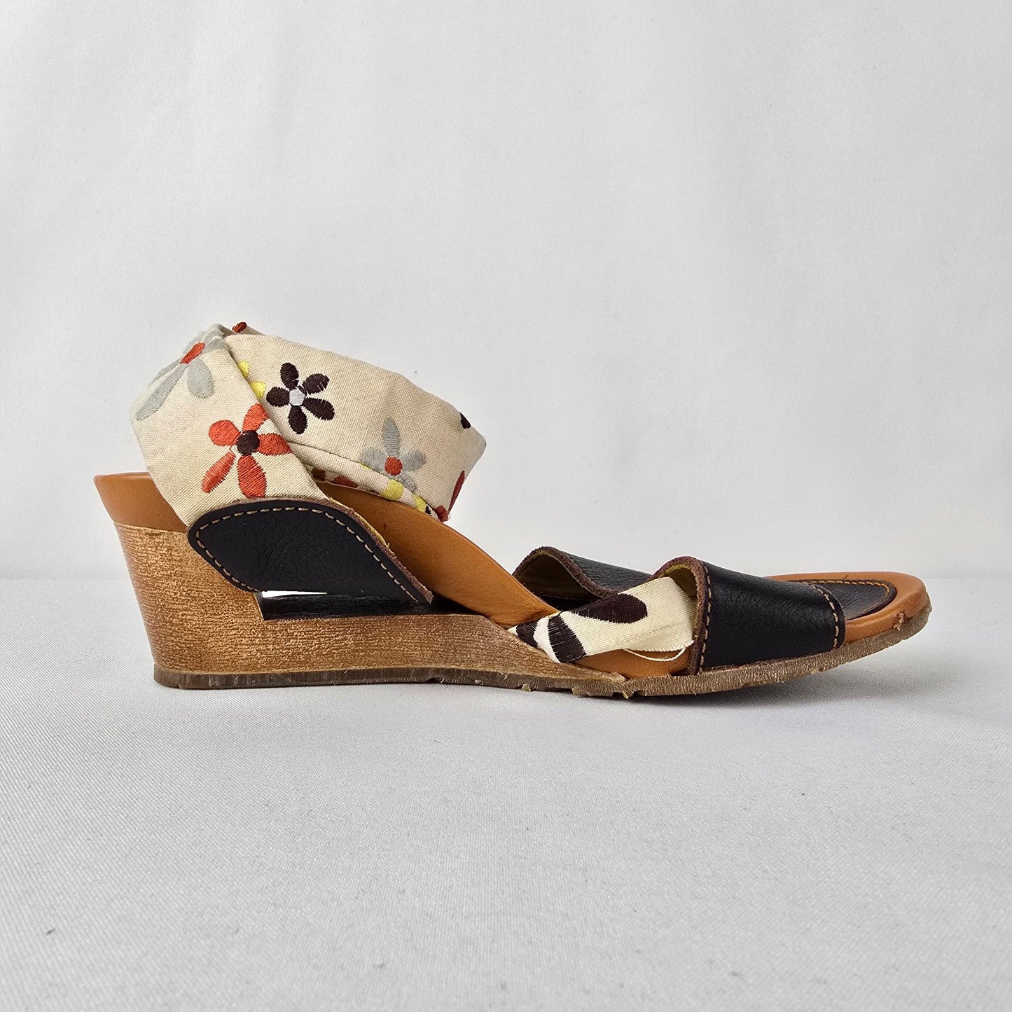 The Art Shoe Company Floral Wedge Ankle Strap Sandals Size 7