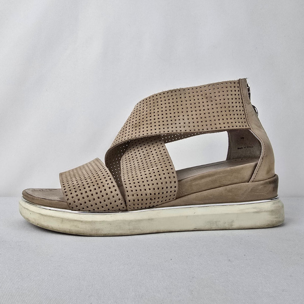 The Wishbone Collection Brown Leather Sandals Size 8