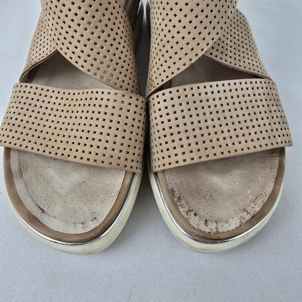 The Wishbone Collection Brown Leather Sandals Size 8