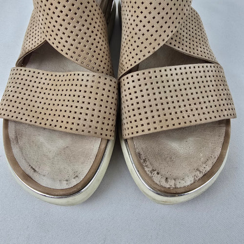 The Wishbone Collection Brown Leather Sandals Size 8