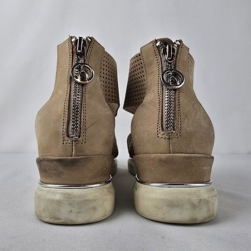 The Wishbone Collection Brown Leather Sandals Size 8